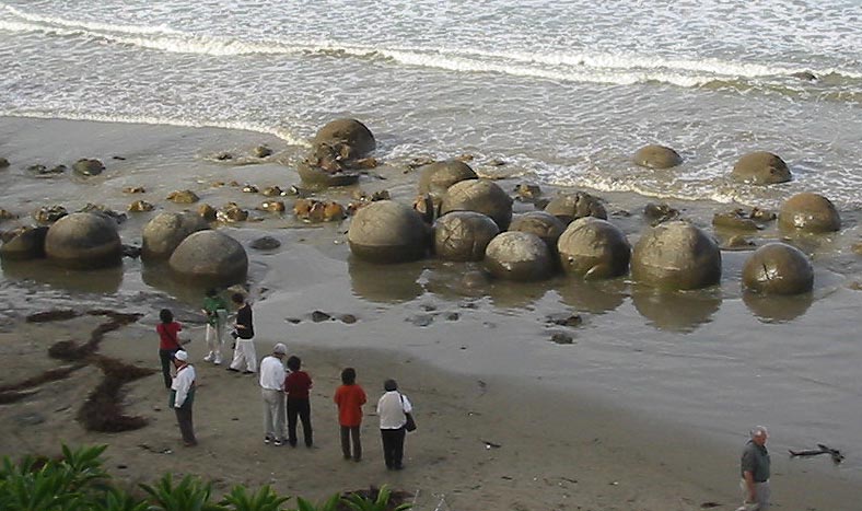 Chi costruì enormi palle di pietra in Costa Rica?